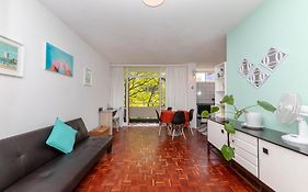 Central Urban Studio With Garden Viewswimming Pool
